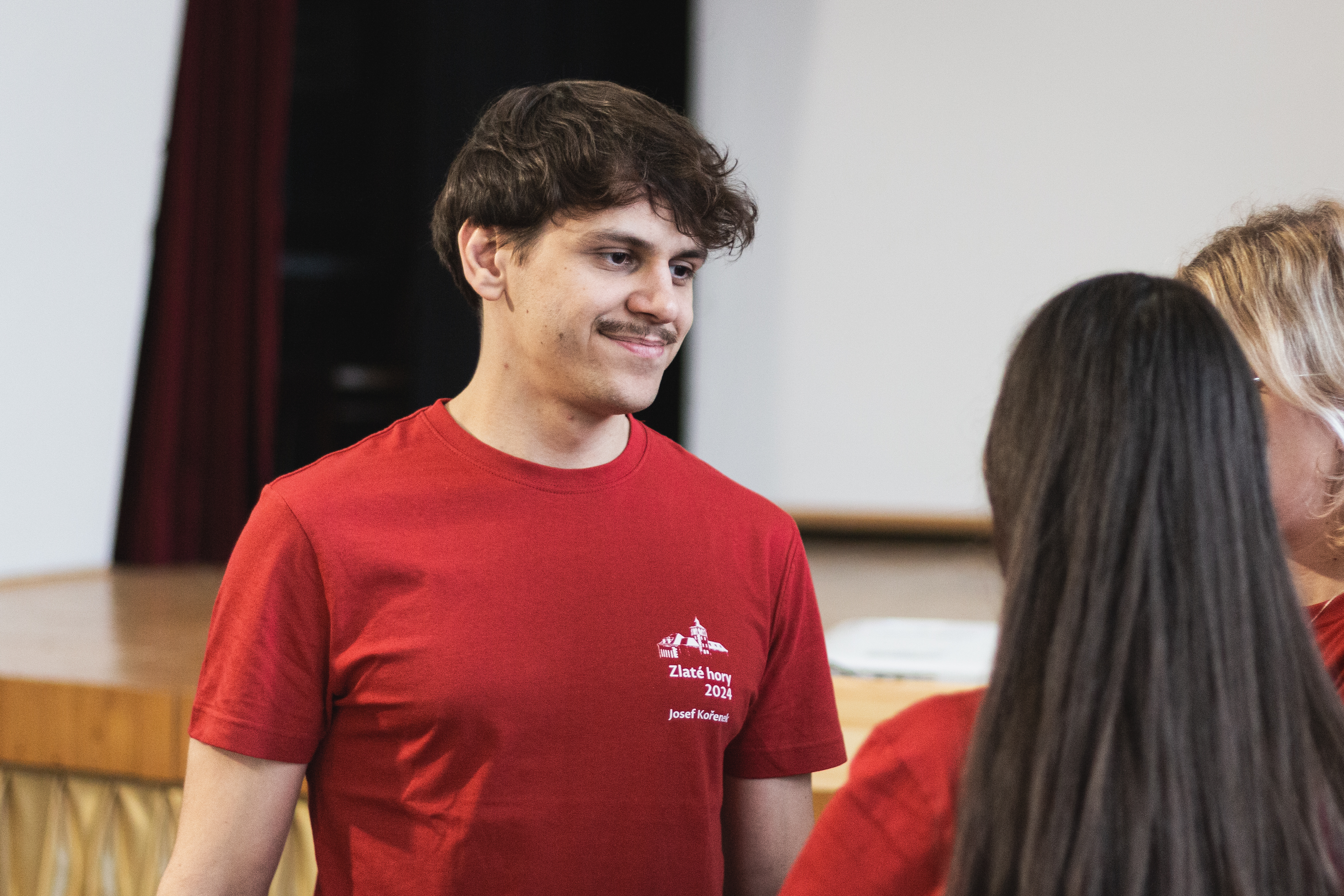 Interaktivní přednáška, účastníci zvedají ruce, XX. ročník 2024