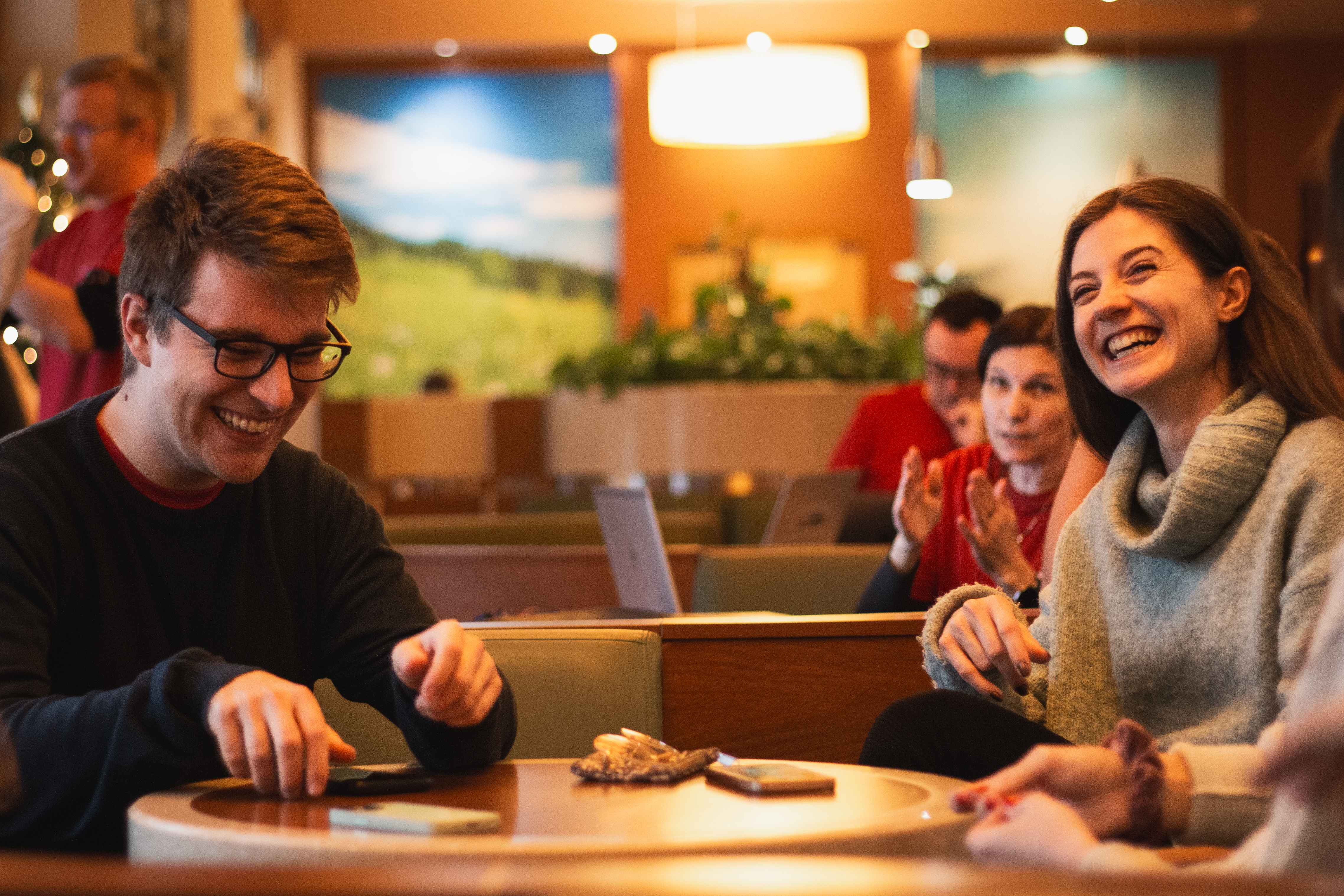 Smějící se pár v kavárně sanatoria, teplá atmosféra setkání, XX. ročník 2024