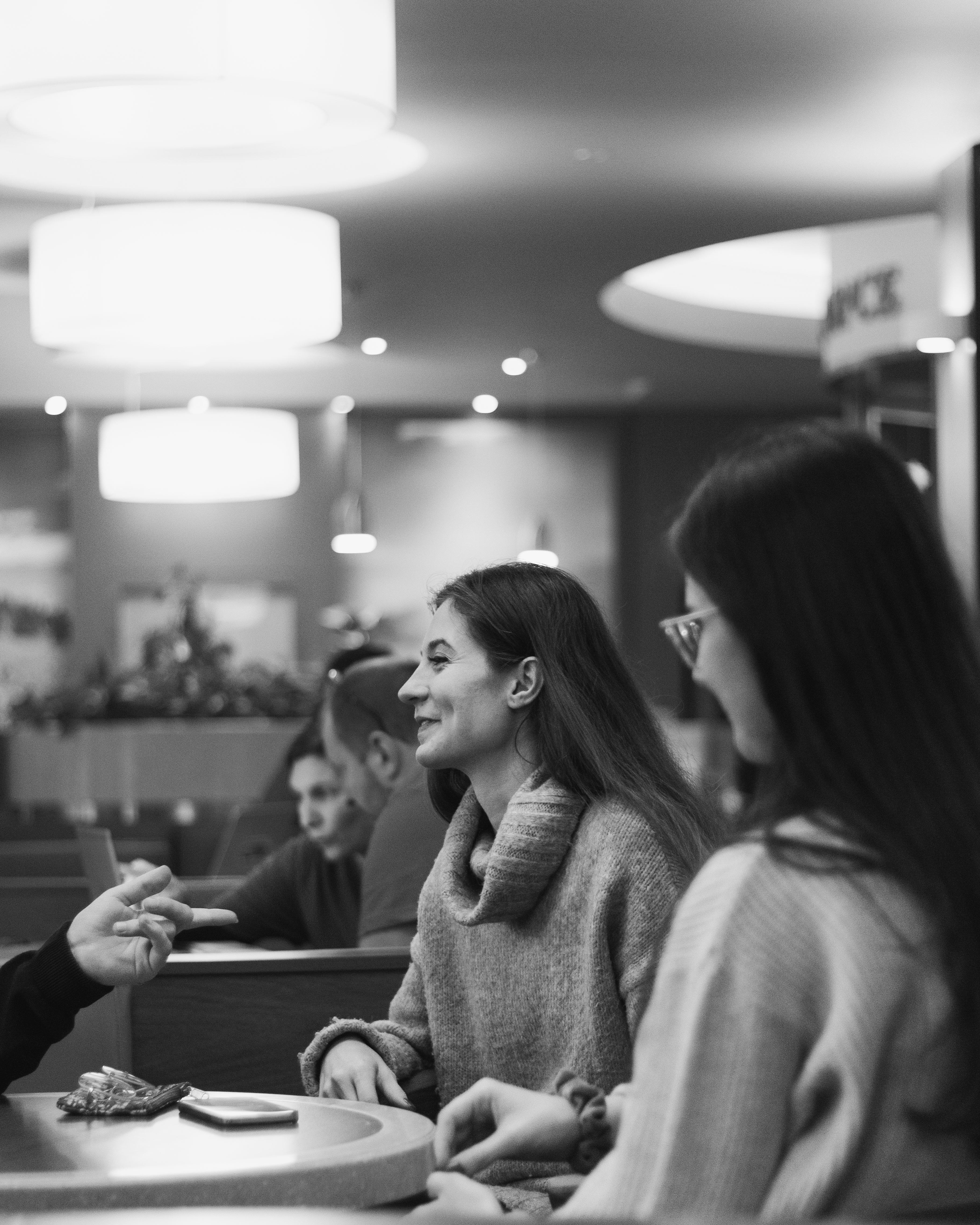 Žena u pultu, portrét v černo-bílém