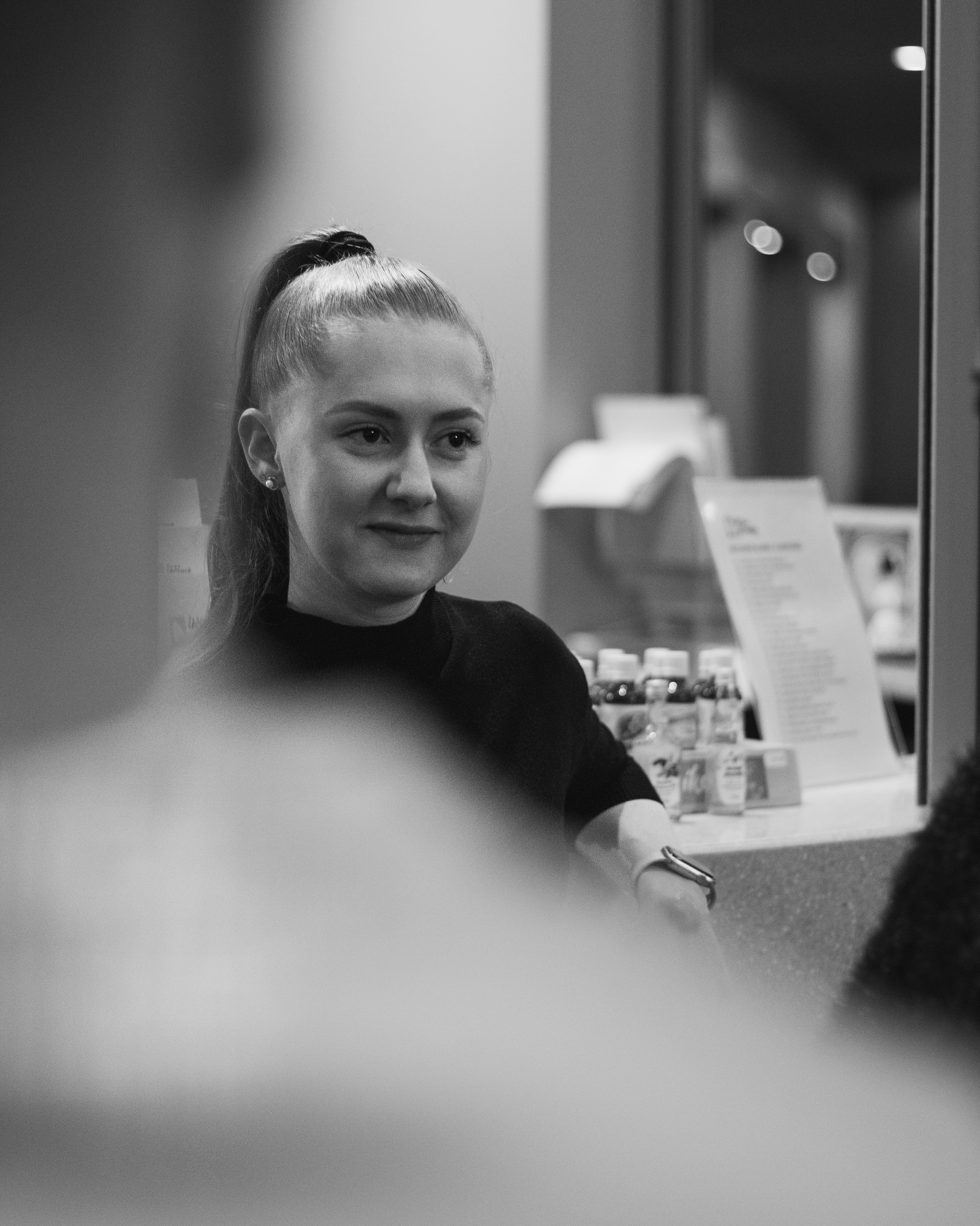 Žena v černém oblečení, portrét v černo-bílém