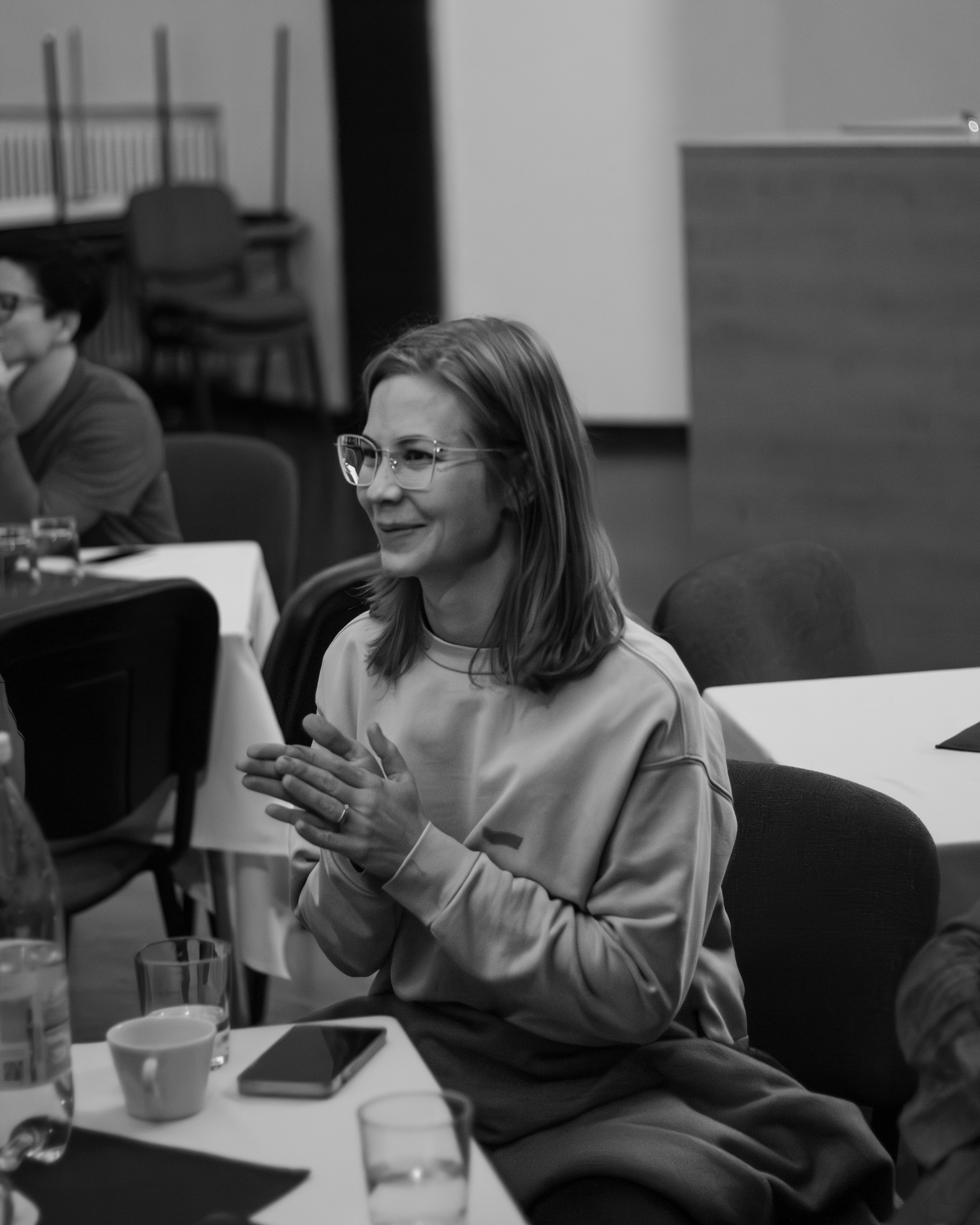 Dva pořadatelé na pódiu, černo-bílá fotografie