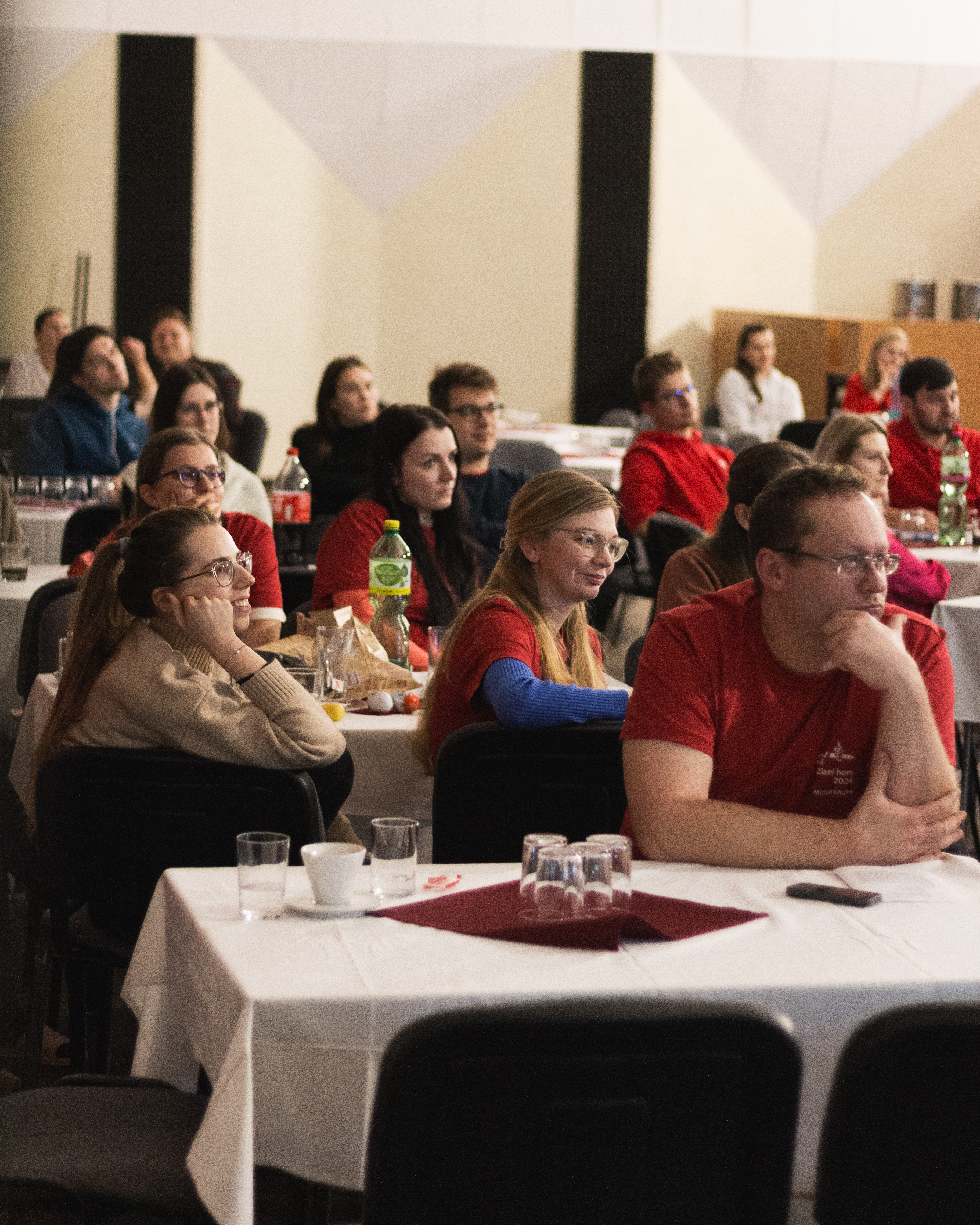 Skupina v červených tričkách LF, barevná fotografie