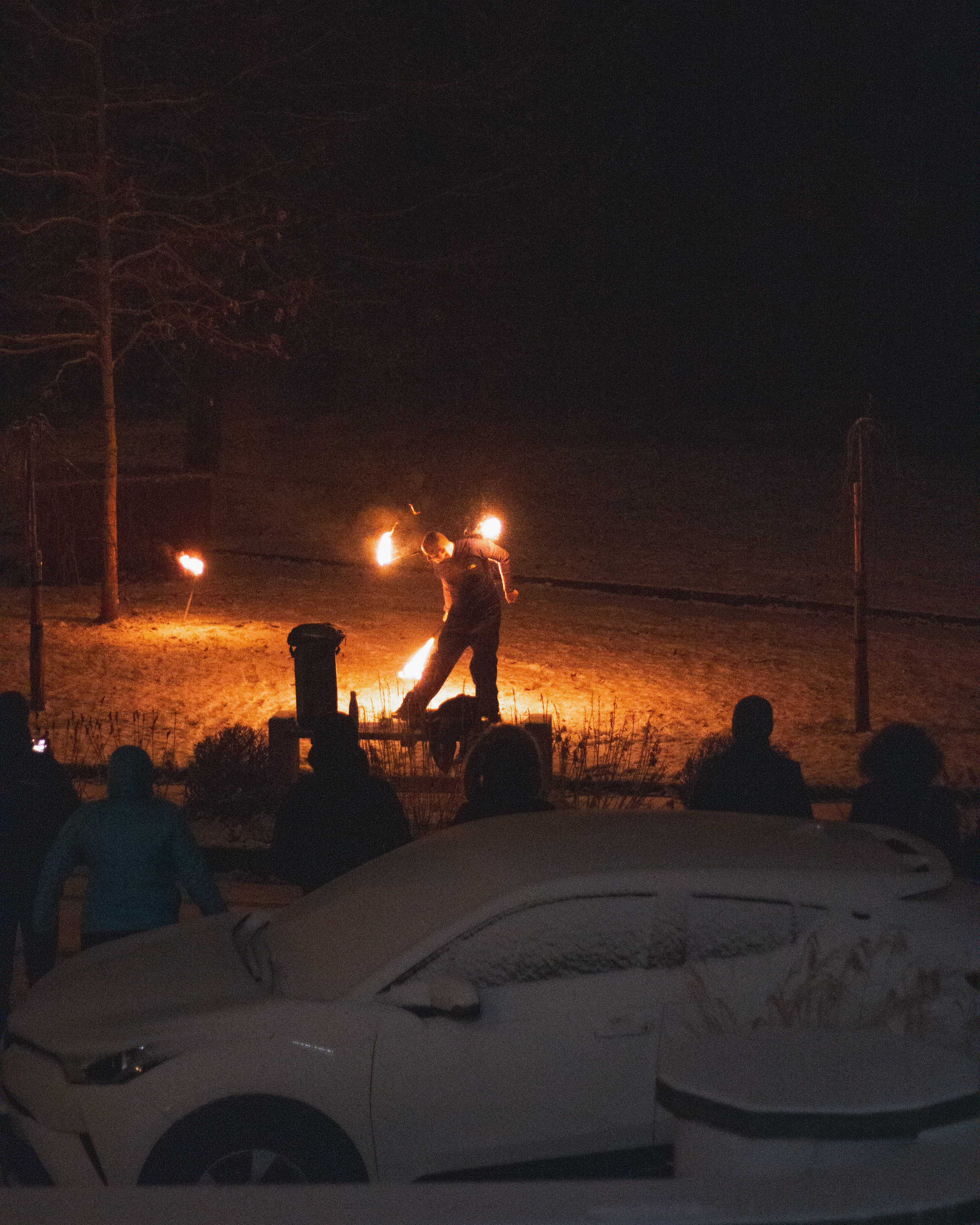 Dramatická ohnivá show venku ve sněhu v noci