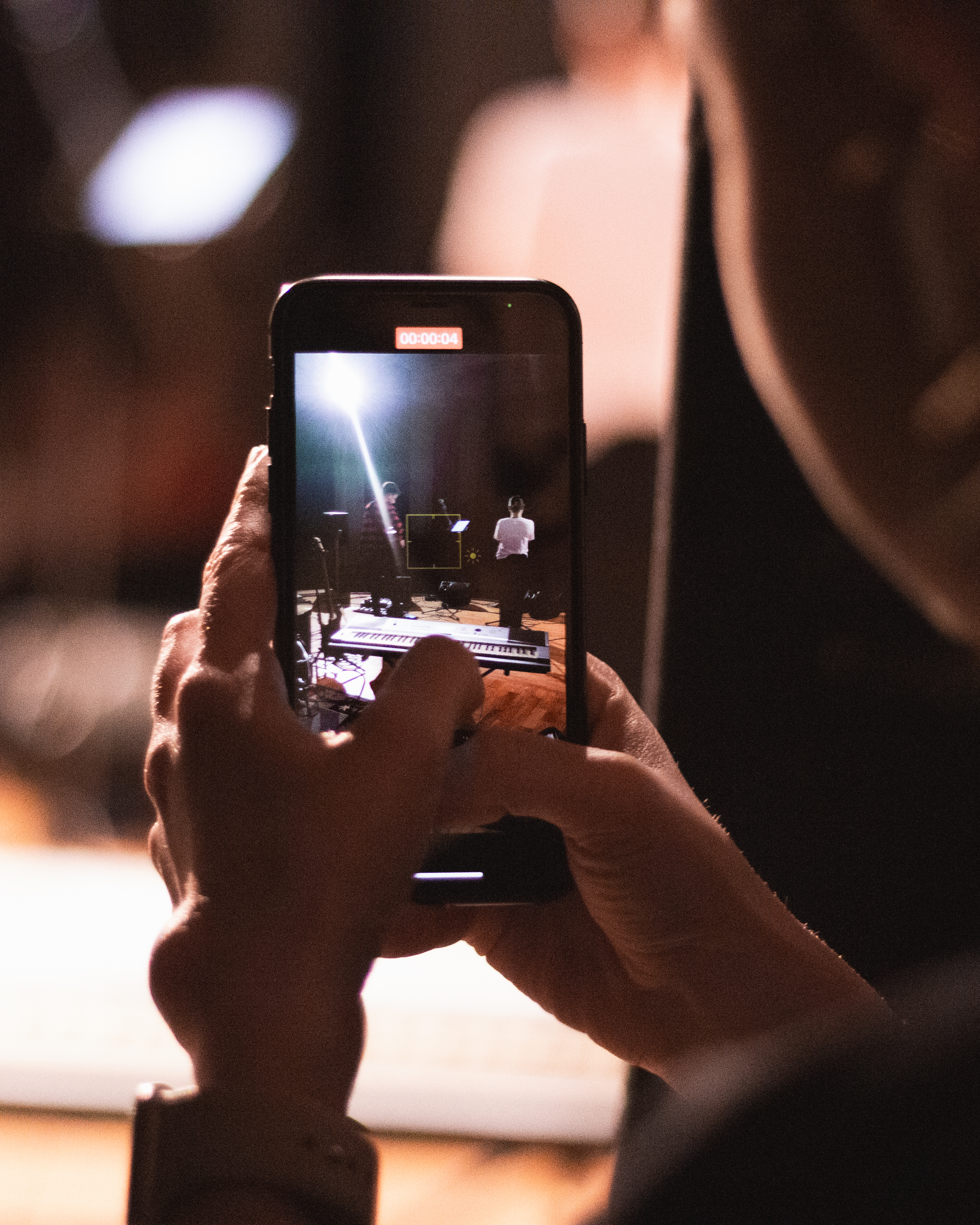 Hlouček lidí diskutuje, černo-bílá fotografie